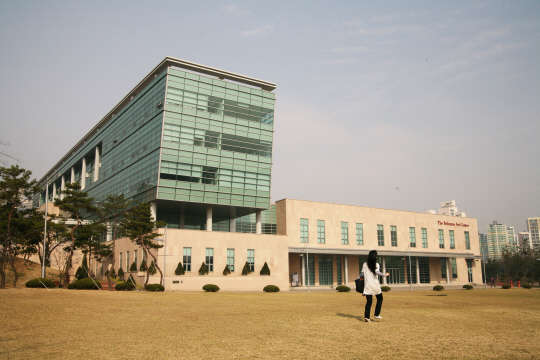 수원과학대(총장 박철수)가 27일, 텔로머라아제 연구의 세계적 권위자인 빌 앤드류스를 초청해 세미나를 개최한다. 이날 빌 앤드류스 박사는 '항노화 화장품 개발 제품 바이오 메커니즘 시전'이라는 주제로 강연한다.     수원과학대 제공